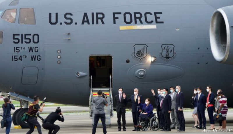 Avião militar dos EUA transporta vacinas para Taiwan